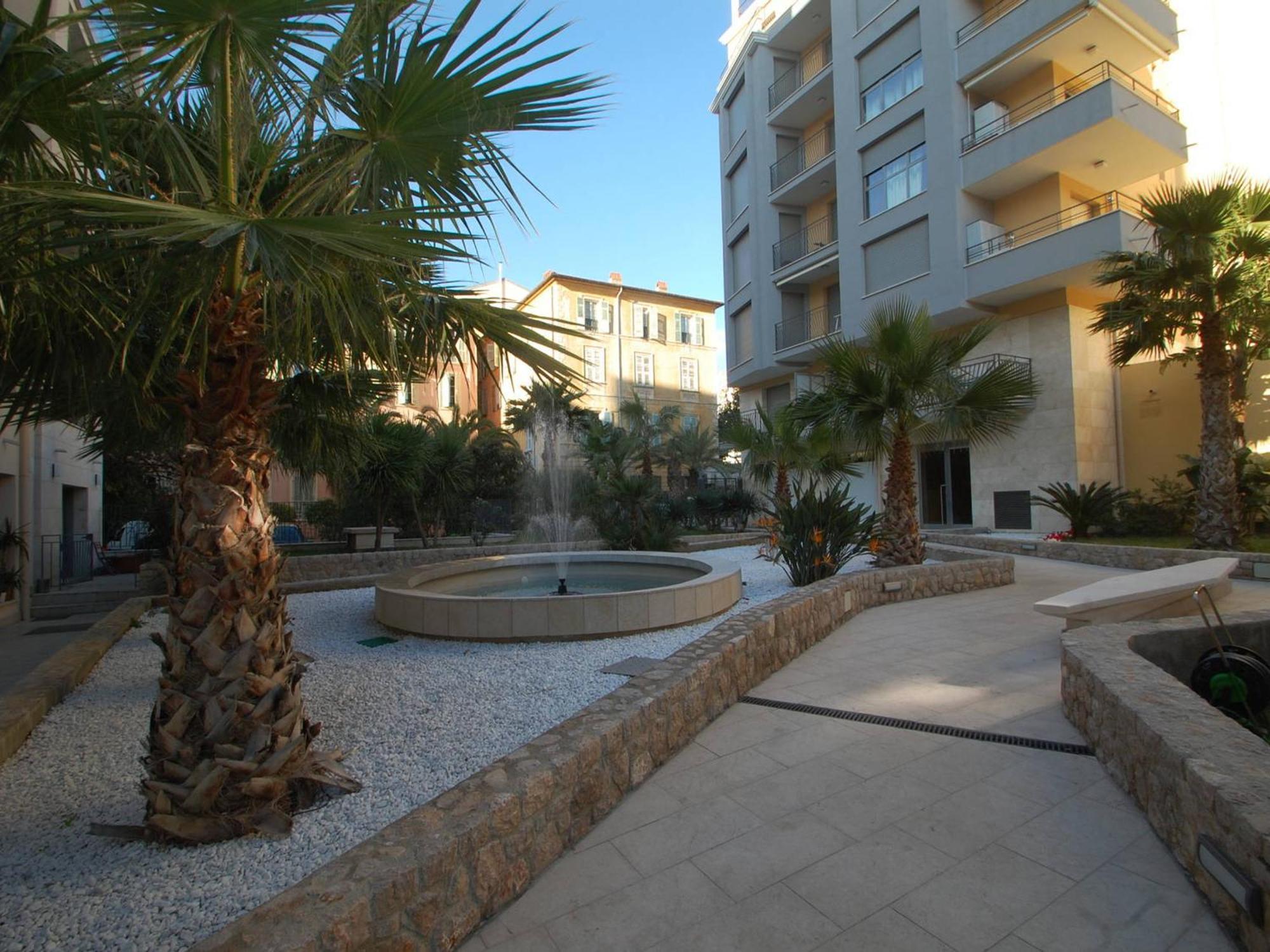 Charmant 2P Moderne Avec Terrasse, Parking Prive, En Plein Centre De Menton, A 2 Pas De La Mer - Fr-1-196-200 Экстерьер фото
